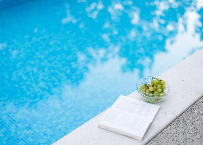 Madunic With Private Swimming Pool *